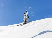 开云世界杯2026-赛道上的逆袭，周冠宇驾驶阿斯顿马丁鏖战红牛二队，上演高光时刻